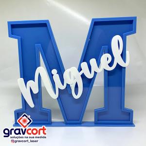 Letra e nome em acrílico (Peça decorativa com base) Acrílico transparente e colorido 25 cm de altura e largura proporcional a letra escolhida    
